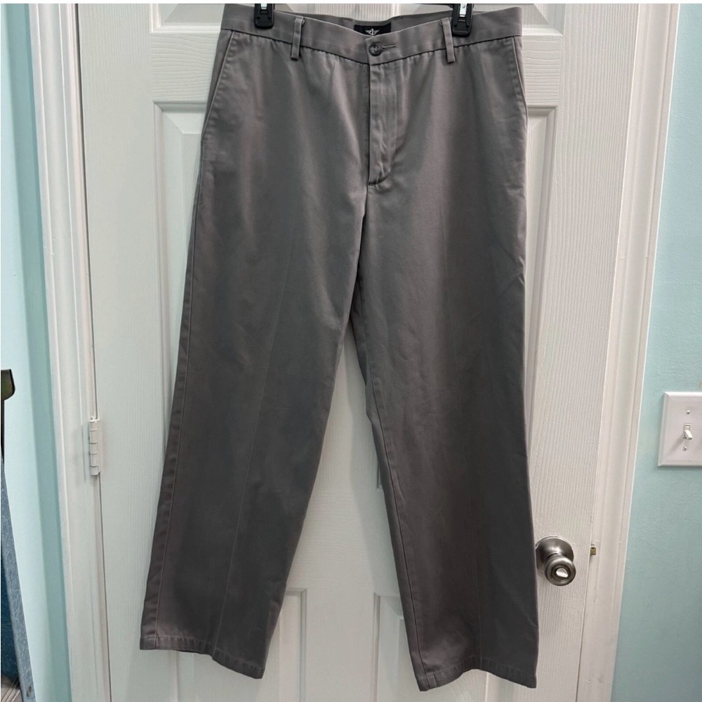 Dockers Men's Size 33x30 Gray Classic Fit Flat Front Chino Pants